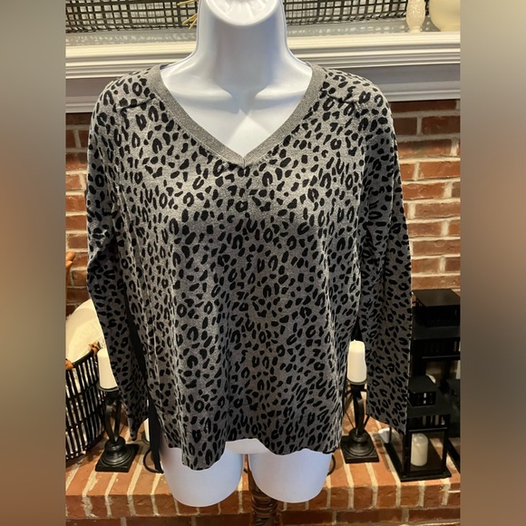 LOFT Tops - 🔥Loft Hi/Lo V-Neck Leopard Print Sweater Size:S Color:Black and Gray